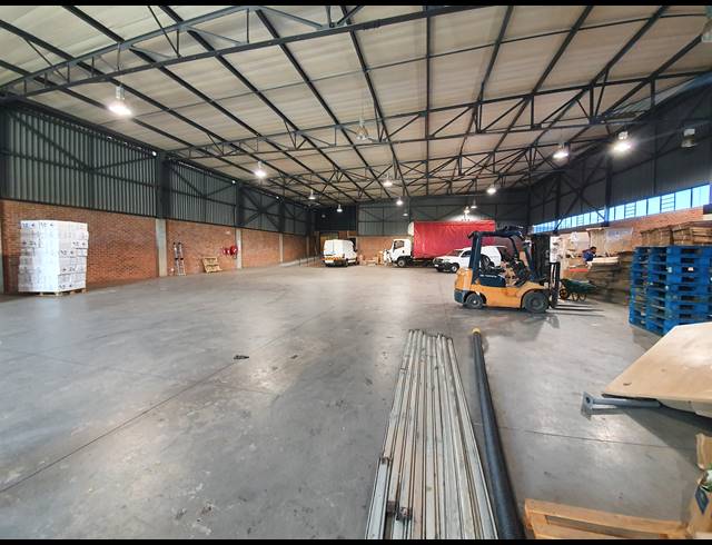1,929M² WAREHOUSE TO LET IN CROWN
